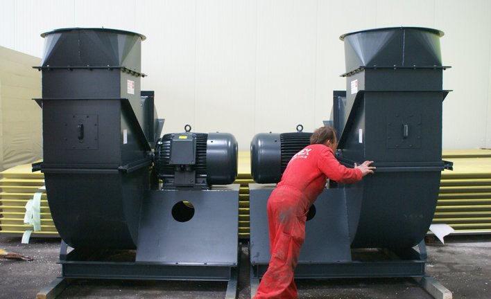 Preparation of two radial fans for mounting