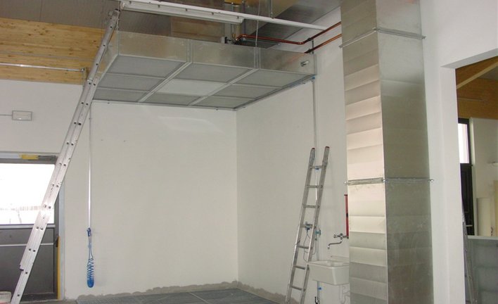 Assembly of the supply air ceiling of a sanding booth