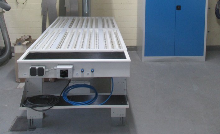 Sanding dust extraction table with additional vapour extraction system